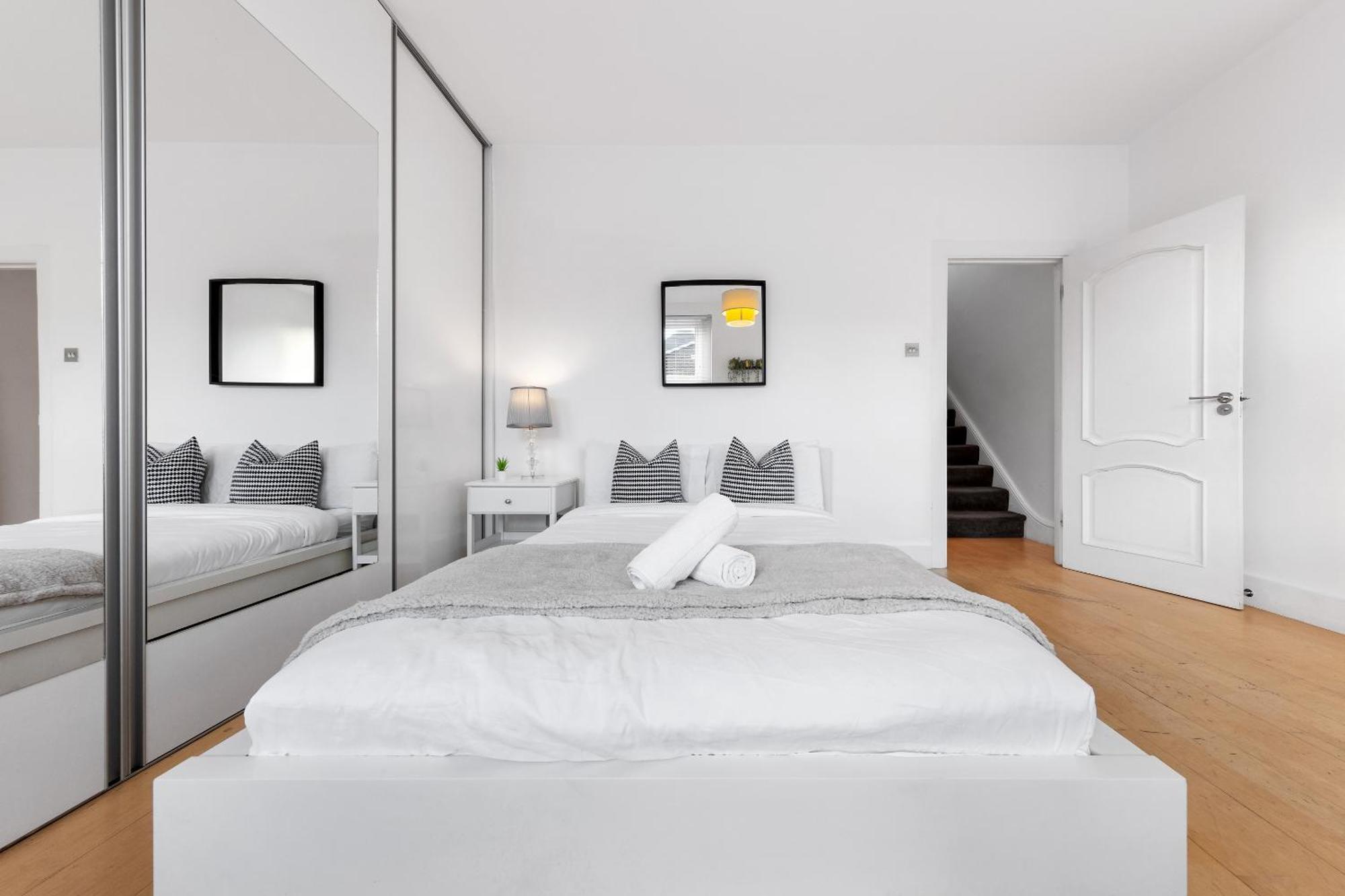 Luxury 4-Bedroom Modern Flat In Central London Steps From Station, Sleeps 9 In Style! Exterior foto